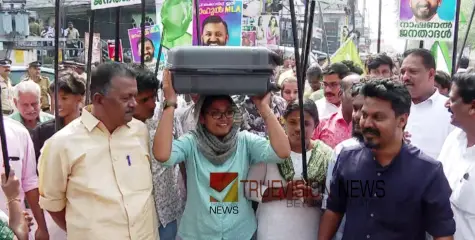 #byelectionresult |  ബാ​ഗ് തലയിലേറ്റിയും വലിച്ചും പ്രവർത്തകർ,  പാലക്കാട് ട്രോളിബാ​ഗുമായി ആഘോഷം തുടങ്ങി യുഡിഎഫ്