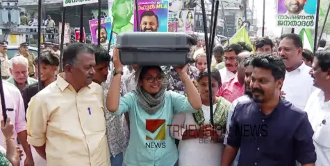 പാലക്കാട് രാഹുലിൻ്റെ മുന്നേറ്റം ;  ട്രോളിബാ​ഗുമായി ആഘോഷം തുടങ്ങി യുഡിഎഫ്