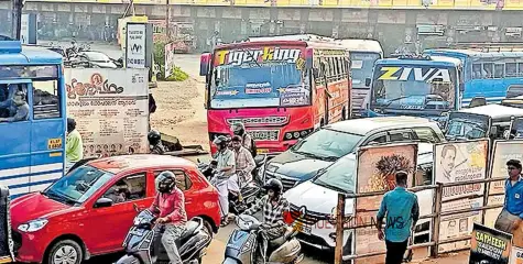 #traffic | ഗതാഗത കുരുക്ക്; വടകരയിൽ വാഹനങ്ങൾ മണിക്കൂറുകളോളം കുടുങ്ങിക്കിടക്കുന്നു