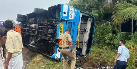 പാലക്കാട് വീണ്ടും വാഹനാപകടം ; സ്വകാര്യ  ബസ് മറിഞ്ഞുണ്ടായ  അപകടത്തിൽ  കുട്ടികളടക്കം  16 പേര്‍ക്ക് പരിക്ക്