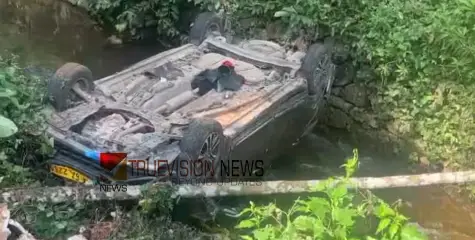 #accident | ഡ്രൈവര്‍ ഉറങ്ങി പോയി, ശബരിമല തീര്‍ത്ഥാടകരുടെ വാഹനം തോട്ടിലേക്ക് മറിഞ്ഞു; മൂന്നുപേര്‍ക്ക് പരിക്ക് 