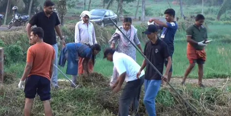 കാനാമ്പുഴയെ ജനകീയ ശ്രമദാനത്തിലൂടെ ശുചീകരിച്ചു