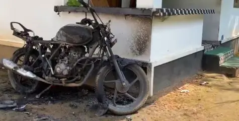 #bikefire | സഹോദരീഭര്‍ത്താവിന്റെ ബൈക്കിന് തീവെച്ച് യുവാവ്; തീ പടർന്നതിന് പിന്നാലെ വീടിന്റെ വയറിങ് പൂര്‍ണമായി കത്തിനശിച്ചു