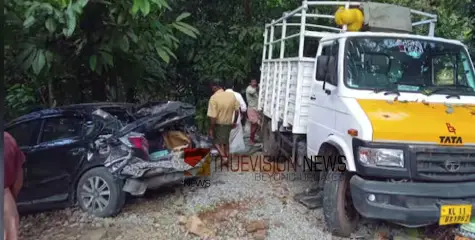 #accident | ബ്രേക്ക് നഷ്ടപ്പെട്ട മിനി ലോറി വിനോദ സഞ്ചാരികളുടെ കാറിൽ ഇടിച്ച് അപകടം; ഒരാൾ മരിച്ചു, പരിക്കേറ്റവർ ചികിത്സയിൽ