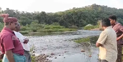 അപകടങ്ങളുടെ കടവിൽ ബാക്കിയായത് രണ്ടുപേരുടെയും ചെരുപ്പും വസ്ത്രങ്ങളും