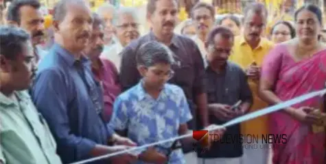 #ChompalMahatmaPublicLibrary | വായിച്ചു വളരാൻ; മുക്കാളി ബസ് സ്റ്റോപ്പിൽ വായനത്തുരുത്ത് ഒരുക്കി ചോമ്പാൽ മഹാത്മ പബ്ലിക് ലൈബ്രറി 