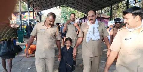 ശബരിമലയിൽ തിരക്കിനിടയിൽ രക്ഷിതാക്കളെ കൈവിട്ടുപോയ മാളികപ്പുറത്തിന് രക്ഷകരായി കണ്ണൂരിലെഎക് സൈസ് ഉദ്യാഗസ്ഥർ