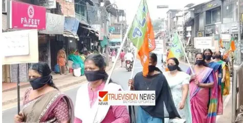 ആശാ വർക്കർമാർക്ക് ഐക്യദാർഡ്യം ; മഹിളാ മോർച്ച പാനൂർ മണ്ഡലം കമ്മിറ്റി വായ മൂടി കെട്ടി പ്രകടനം നടത്തി