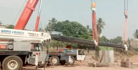 വടകരയിൽ ഉയരപ്പാത നിർമാണത്തിനിടെ കൂറ്റൻ ക്രെയിൻ തകർന്നു വീണു; അപകടം കൗണ്ടർ വെയ്‌റ്റ് ഉറപ്പിക്കുന്നതിനിടെ 