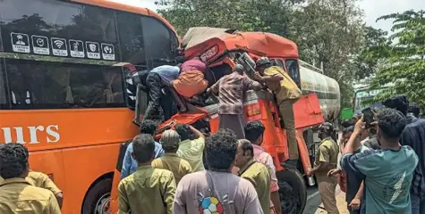 ടൂറിസ്റ്റ് ബസും ടാങ്കർ ലോറിയും കൂട്ടിയിടിച്ച് ഉണ്ടായ അപകടത്തിൽ മൂന്നുപേർക്ക് പരിക്കേറ്റു