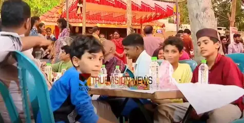 ഉത്സവവും നോമ്പും ഒരുമിച്ചെത്തി; ക്ഷേത്രമുറ്റത്ത്​ നോമ്പുതുറന്ന്​  കോഴിക്കോട്ടെ ഒരു  നാട്​