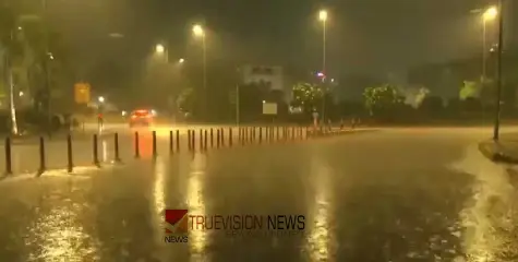 ഡല്‍ഹിയില്‍ കനത്ത മഴയും ശക്തമായ കാറ്റും; താഴ്ന്ന പ്രദേശങ്ങള്‍ വെള്ളത്തില്‍, റെഡ് അലേർട്ട് മുന്നറിയിപ്പ്
