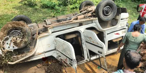 വിനോദ സഞ്ചാരികളുടെ ജീപ്പ് മറിഞ്ഞ് അപകടം; നാലു കുട്ടികൾ അടക്കം 10 പേർക്ക് പരിക്ക്