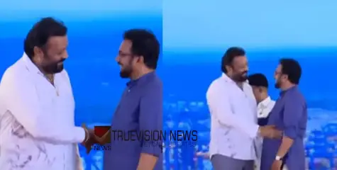 ‘രാഷ്ട്രീയം വേറെ, സൗഹൃദം വേറെ', കെട്ടിപ്പിടിച്ച് സുരേഷ് ഗോപിയും ബ്രിട്ടാസും; കൊമ്പുകോർത്തവർ ​കൈകൊടുത്തുവെന്ന് നെറ്റിസൺസ്