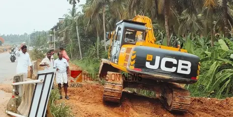 ദേശീയ പാത നിർമ്മാണം; ഓവുചാലിലൂടെയുള്ള വെള്ളത്തിന്റെ ഒഴുക്ക് തടസ്സപ്പെട്ടതിൽ കോൺഗ്രസ്‌ പ്രതിഷേധം 