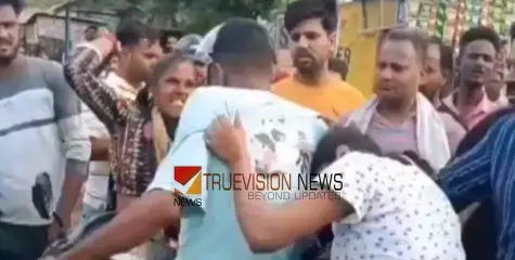 പൊതിരെ തല്ല് .....; മകനെയും മകന്റെ പെണ്‍സുഹൃത്തിനെയും നടുറോഡിലിട്ട് മർദ്ദിച്ച് മാതാപിതാക്കള്‍