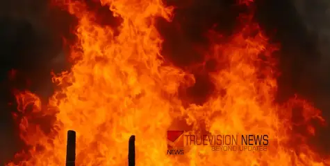 ഓടിക്കൊണ്ടിരിക്കുന്ന കാറിന് തീപിടിച്ചു; വാഹനത്തിലുണ്ടായിരുന്നയാൾ വെന്തുമരിച്ചു
