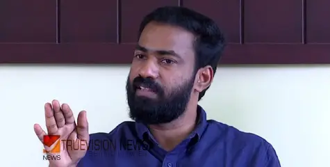 'എട്ടുകാലി മമ്മൂഞ്ഞ് എന്ന പ്രയോഗത്തിനൊരു അധിക സംഭാവനയാണ് 'കുമ്മനടി'യും ‘ചന്ദ്രനടി’യും'; ഫേസ്ബുക്ക് കുറിപ്പുമായി വി കെ സനോജ്‌