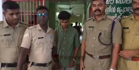 കോഴിക്കോട് വൻ കുഴൽപ്പണ വേട്ട; സീറ്റിനടിയിൽ പരിശോധിച്ച പൊലീസ് ഞെട്ടി, 18 കാരനിൽ നിന്ന് പിടിച്ചെടുത്തത് കെട്ടുകണക്കിന് പണം