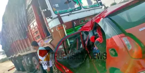 ദേ​ശീ​യ​പാ​ത​യി​ൽ കാ​റും ട്ര​ക്കും കൂ​ട്ടി​യി​ടി​ച്ച് അപകടം; അഞ്ച് മരണം
