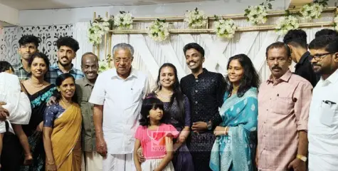 ഒരു പൂമാല അങ്ങോട്ടും, ഒരു പൂമാല ഇങ്ങോട്ടും, ചടങ്ങു തീർന്നു ; മാതൃകയായി സിപിഎം നേതാവ് എം.പ്രകാശൻ മാസ്റ്ററുടെയും, പൊന്ന്യം ചന്ദ്രൻ്റെയും മക്കളുടെ വിവാഹം