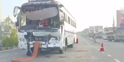 എറണാകുളത്ത് ദേശീയ പാതയിൽ ടൂറിസ്റ്റ് ബസ് കണ്ടെയ്നർ ലോറിക്ക് പിന്നിൽ ഇടിച്ച് അപകടം: 28 പേർക്ക് പരിക്ക്