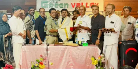 പൊന്നാട അണിയിച്ചു; നവാസ് പാലേരിക്ക് മാപ്പിളകലാ അക്കാദമിയുടെ സ്നേഹാദരം 