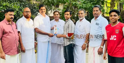 മധുരമായ വിജയം; നരിക്കാട്ടേരിയിൽ എസ് എസ് എൽ സി പരീക്ഷയിലെ ജേതാക്കൾക്ക് ആദരം 