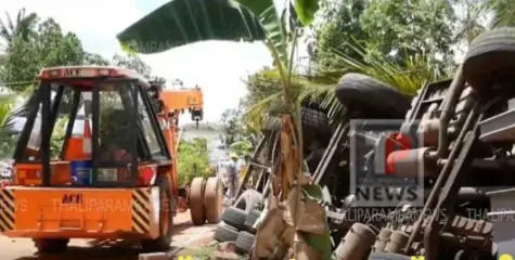 പൂമംഗലത്ത് കൂറ്റൻ ചരക്ക് ‌ലോറി നിയന്ത്രണം വിട്ട് ട്രാൻസ്ഫോമറും മതിലും തകർത്ത് മറിഞ്ഞു