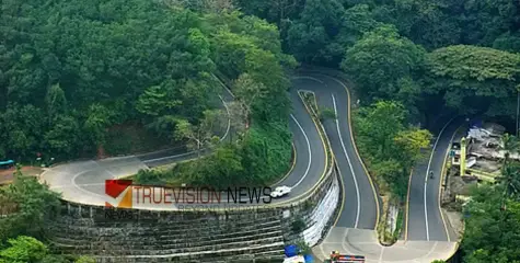കോഴിക്കോട് താമരശ്ശേരി ചുരത്തിൽ ലോറി മറിഞ്ഞു; പിന്നാലെ മറ്റൊരു ലോറിയുടെ ടയറ് പൊട്ടി, ഗതാഗതം സ്തംഭിച്ചത് രണ്ട് മണിക്കൂറോളം 
