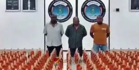 രാ​ജ്യ​ത്തേ​ക്ക് ക​ട​ത്താ​ൻ ശ്ര​മി​ച്ച 1120 കു​പ്പി മ​ദ്യ​വു​മാ​യി മൂ​ന്നു​പേ​ർ പി​ടി​യി​ൽ