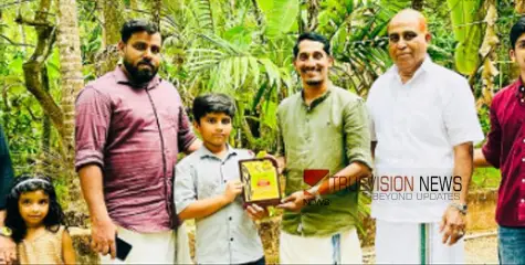 വീട്ടിലെത്തി ആദരിച്ചു; എൽ എസ് എസ്,യു എസ് എസ് പരീക്ഷയിലെ ജേതാക്കൾക്ക് അനുമോദനം  