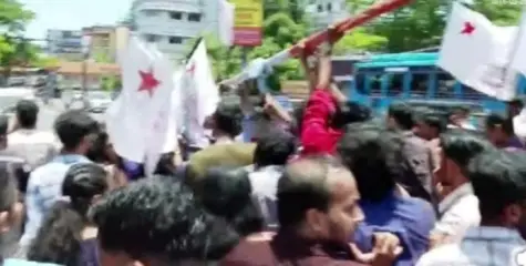 കണ്ണൂരില്‍ പിഴുതെടുത്ത കൊടിമരം മാറിപ്പോയി; കോൺഗ്രസ് കൊടിമരമെന്ന് കരുതി SFI പിഴുതെടുത്തത് മറ്റൊരു കൊടിമരം