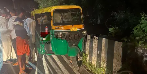 കുറ്റ്യാടി -തൊട്ടിൽപ്പാലം റോഡിൽ ഓട്ടോറിക്ഷ അപകടത്തിൽപെട്ട് ഡ്രൈവർക്ക് പരിക്ക്
