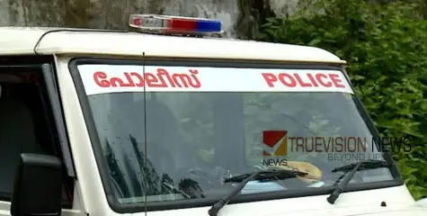  പതിവ് വാഹന പരിശോധന; ലോറിക്കരികിൽ പൊലീസ് എത്തിയപ്പോൾ ഡ്രൈവ൪ ഇറങ്ങിയോടാൻ ശ്രമം, പരിശോധനയിൽ കണ്ടത് വൻ സ്ഫോടക വസ്തു ശേഖരം