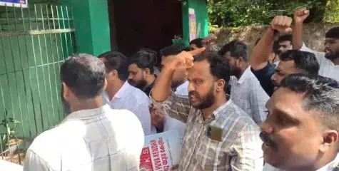 നെഹ്‌റു യുവ കേന്ദ്രയുടെ പേര് മാറ്റാനുള്ള ശ്രമം: പുതിയ ബോർഡ്‌ വെച്ച് യൂത്ത് കോൺഗ്രസ്‌
