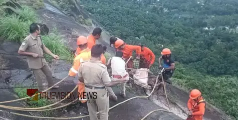 നനഞ്ഞ പാറയിൽ നിന്ന് വീഴുതി, വ്യൂ പോയിന്റിൽ മലകയറ്റത്തിനിടെ 70 അടി താഴ്ചയിലേക്ക് വീണ് യുവാവ് 