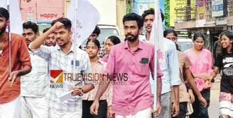 യൂത്ത് കോൺഗ്രസിന്റെ കൊലവിളിക്കെതിരെ കല്ലാച്ചിയിൽ എസ്എഫ്ഐ പ്രതിഷേധം