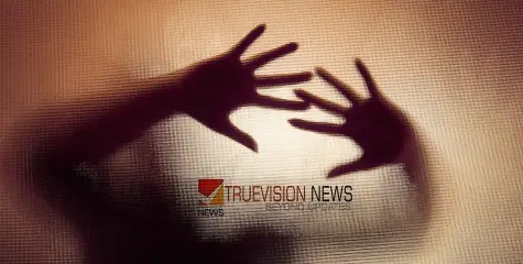 'രാത്രി വിളിക്കണം, കൈപ്പത്തിയിൽ നമ്പർ എഴുതി നൽകി'; പരീക്ഷയ്ക്കിടെ വിദ്യാർത്ഥികളോട് ലൈംഗികമായി പെരുമാറിയ അസിസ്റ്റന്റ് പ്രൊഫസർ അറസ്റ്റിൽ