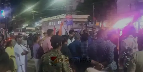 യൂത്ത് കോണ്‍ഗ്രസിന്റെ കൊടി എസ്എഫ്‌ഐ കത്തിച്ചതായി ആരോപണം; സ്ഥലത്ത് വന്‍ പൊലീസ് സന്നാഹം