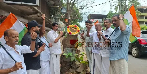 പ്രതിഷേധ റീത്ത്; കല്ലാച്ചി സംസ്ഥാന പാതയ്ക്കരികിലെ തണൽ വൃഷം മുറിച്ചു കടത്തിയതിൽ കർഷക കോൺഗ്രസ് പ്രതിഷേധം