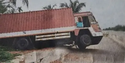 തലശേരിയിൽ ടോൾ ബൂത്ത് വെട്ടിച്ചോടിയ പാഴ്സൽ ലോറിക്ക് എട്ടിൻ്റെ പണി ; 250 രൂപ വേണ്ടിടത്ത് ചെലവായത് 5,000 രൂപ