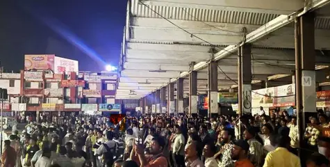 പൂർണമായി സ്തംഭിച്ച് കോഴിക്കോട് നഗരം; ജനങ്ങള്‍ ഒരുമിച്ച് കൂടിയത് നഗരത്തില്‍ വന്‍ഗതാഗത കുരുക്കിനിടയാക്കി