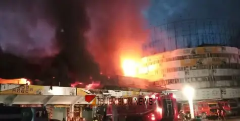 ജാഗ്രതാ നിർദ്ദേശം, നഗരമെങ്ങും കറുത്ത പുക; മൂന്നര മണിക്കൂറിന് ശേഷവും തീ കൂടുതൽ പടരുന്നു