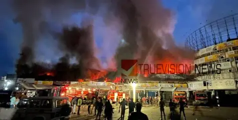 അതീവ ഗുരുതര സാഹചര്യത്തിൽ കോഴിക്കോട്; തീ അണയ്ക്കുന്നതിന് പ്രതിസന്ധിയായി പരസ്യബോർഡുകളും തകരഷീറ്റും