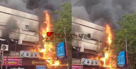കോഴിക്കോട് നഗരത്തെ ഞെട്ടിച്ച് തീപിടിത്തം; തുണിക്കെട്ടുകളിൽ തീ പടർന്നത് നില ഗുരുതരമാക്കി