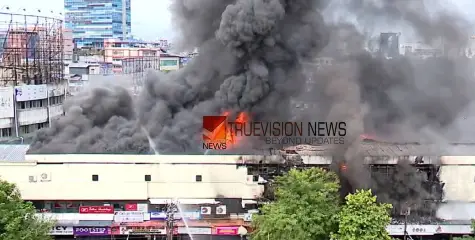 കോഴിക്കോട് പുതിയ സ്റ്റാൻഡിലെ തീപിടിത്തം; കെട്ടിടത്തിലെ വസ്തുക്കളിൽ നിന്ന് വീണ്ടും പുക ഉയരുന്നു, സ്ഥലത്ത് ഫയർഫോഴ്സ് പരിശോധന
