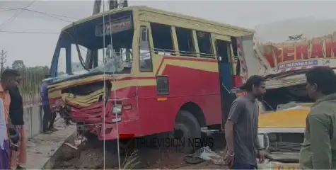 ഹരിപ്പാടിൽ കെഎസ്ആർടിസി ബസ്സും കാറും കൂട്ടിയിടിച്ച് അപകടം; കാർ യാത്രാക്കാർക്ക് പരിക്ക്