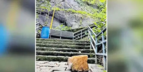 അശാസ്ത്രിയ നിർമ്മാണം ;അരീക്കൽ വെള്ളച്ചാട്ടത്തിന്റെ നടപ്പാതയിലേക്ക് പാറ വീണു