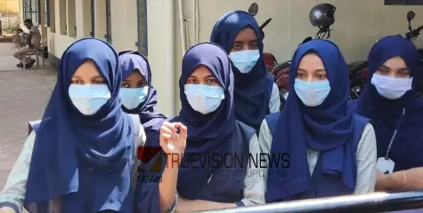 മുസ്ലിം വിദ്യാർത്ഥികൾക്ക് പ്രവേശനം നിഷേധിച്ച് സ്കൂൾ; മൂന്ന് പേർക്കെതിരെ കേസ്